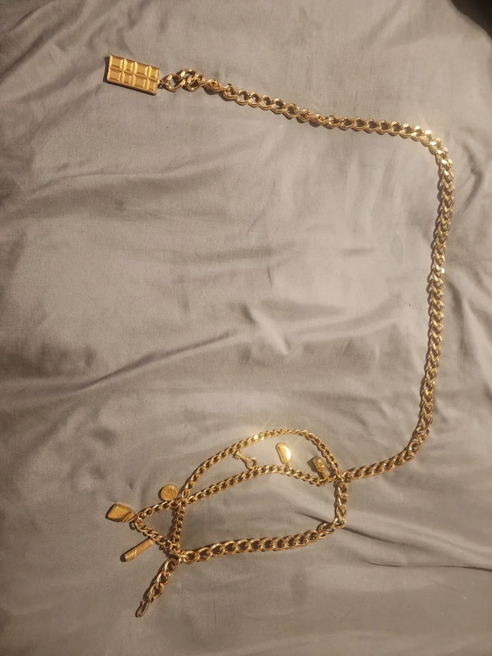 vintage 1980s Elizabeth Arden gold-tone charm belt features a thick Cuban link